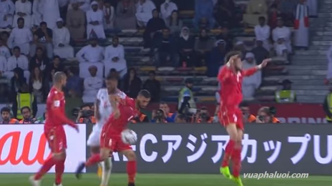 Pha bóng may mắn của UAE trước Bahrain tại Asian Cup 2019
