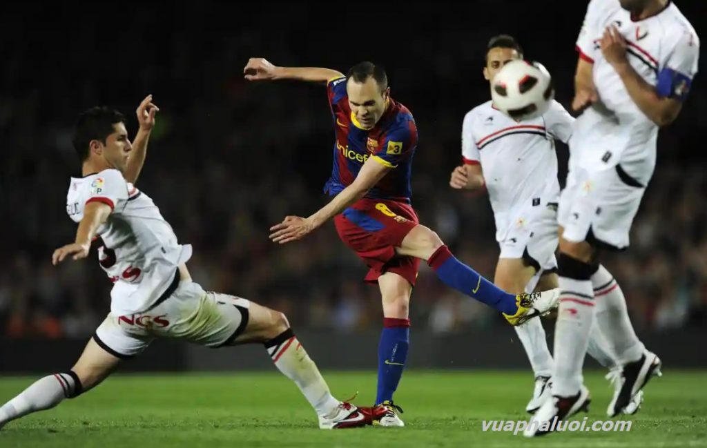 Iniesta chơi bóng cho Barcelona