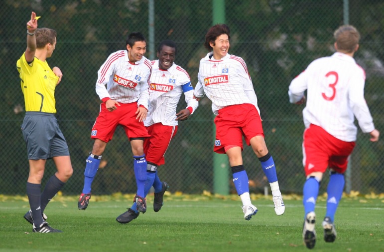 Son nổi bật hơn trong ba cầu thủ trẻ của Hàn Quốc đến Đức