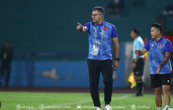 Thu nhập của HLV trưởng U17 Việt Nam Cristiano Roland